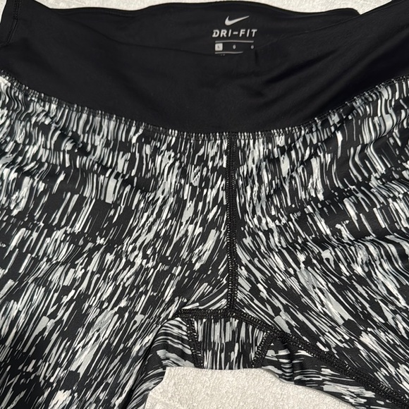Nike DRI-FIT Black and White Leggings with Abstract Pattern - Picture 6 of 6